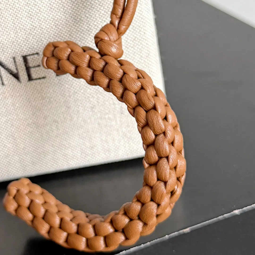 Batch 420 Let’s see what new cute little thing BV has released~ It’s this letter pendant, which is different from the puppy pendant. The weaving of this letter is more three-dimensional, and the material is very solid, and it is not easy to deform even if it is folded. Style number: C